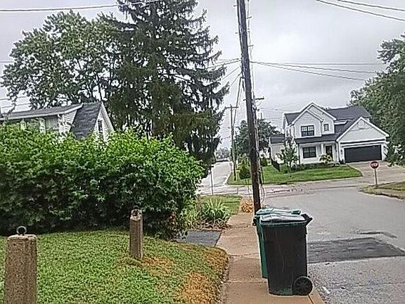 4th image of 8909 W Pendleton Ave