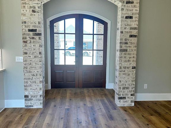 2nd image of 898 Glenwild Cir