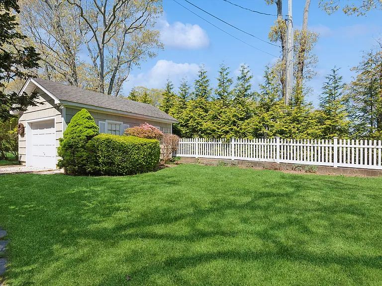 425 Briarwood Ln — Photo 33