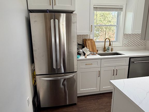 4th image of 1002 Whalley Ave APT D