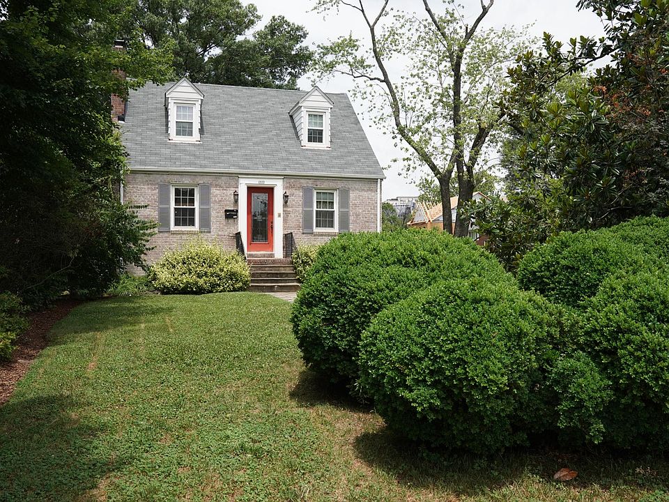 Charming cape cod - walk to metro, large yard and gardens