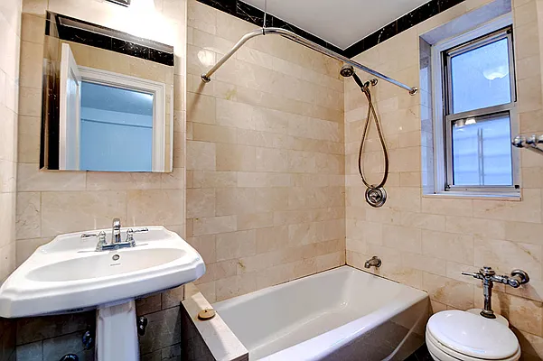 Rented by Urbane Brokerage | media 59