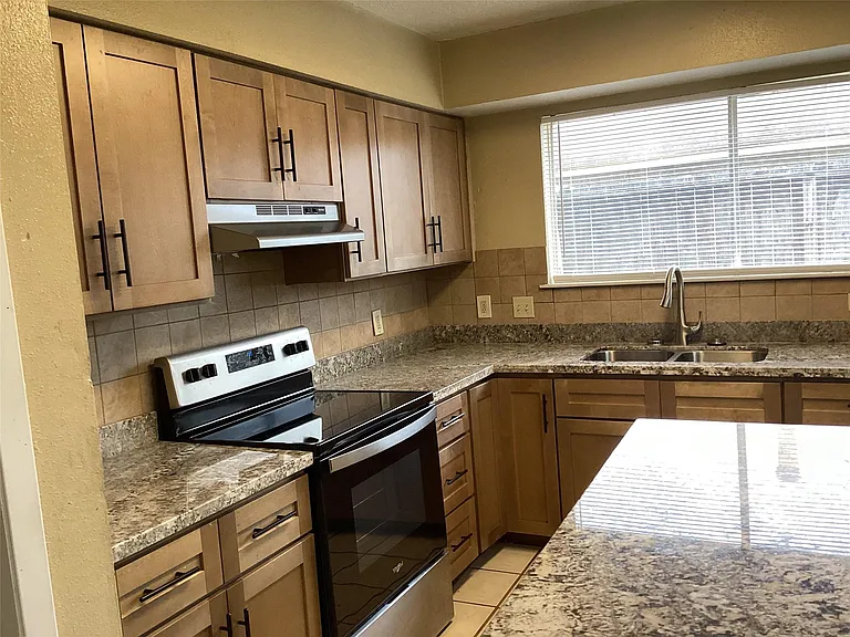 15831 Bazelbriar Ln — Photo 40