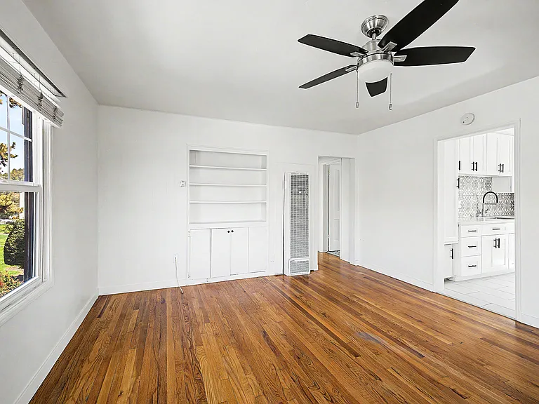 Las Palmas Apartments — Photo 8