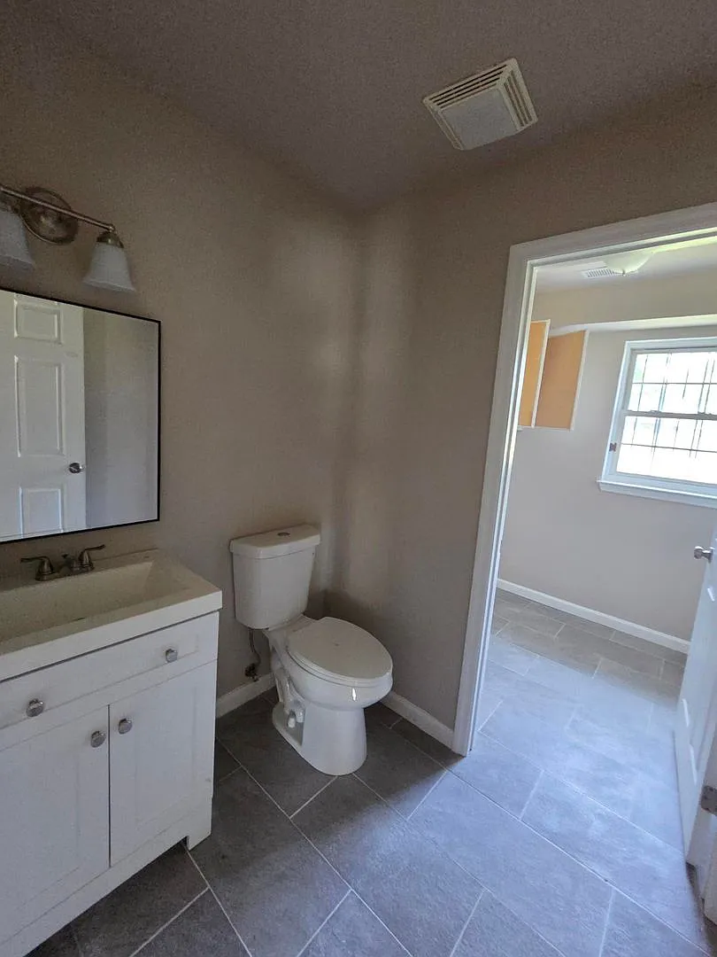 Large 4 Bedroom House in North Nashville - Attached Garage — Photo 3