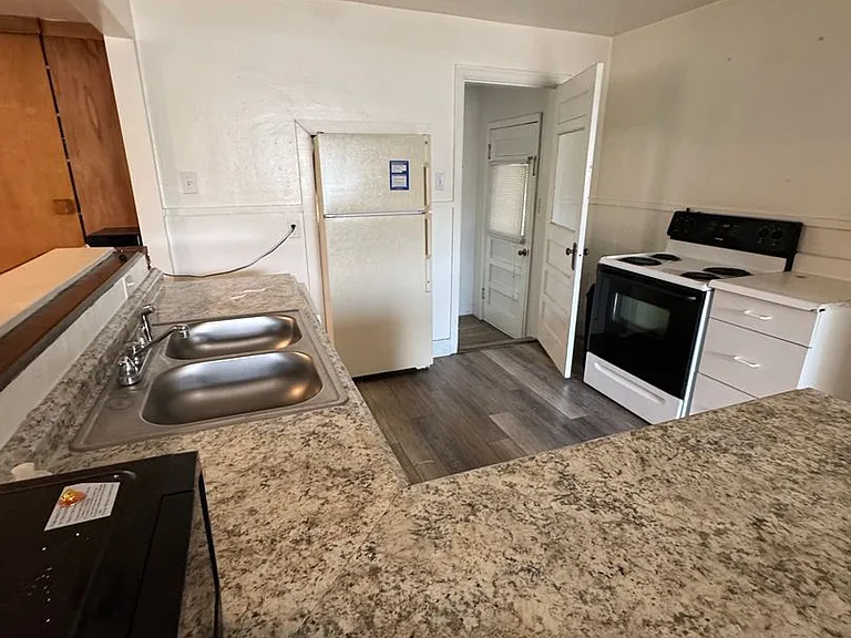 912 22nd St — Photo 5