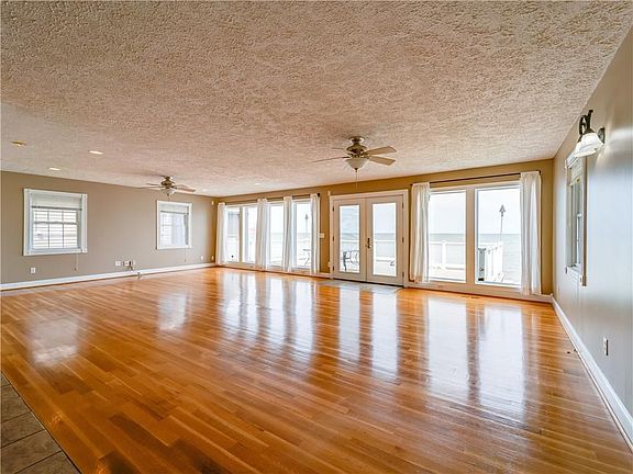 5th image of 32 W Beach Dr