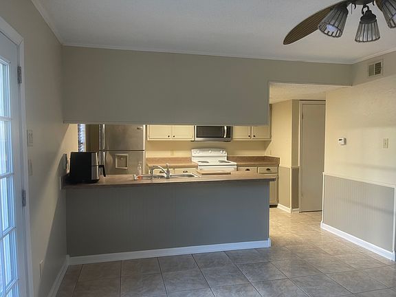 Kitchen Counter height peninsula island w sink