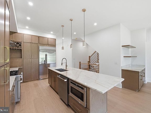 4th image of 844 N Burlington St