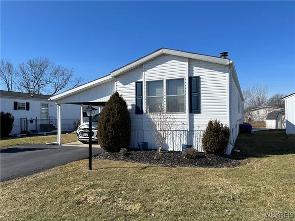 1327 Willowbrook Dr, Lockport, NY 14094