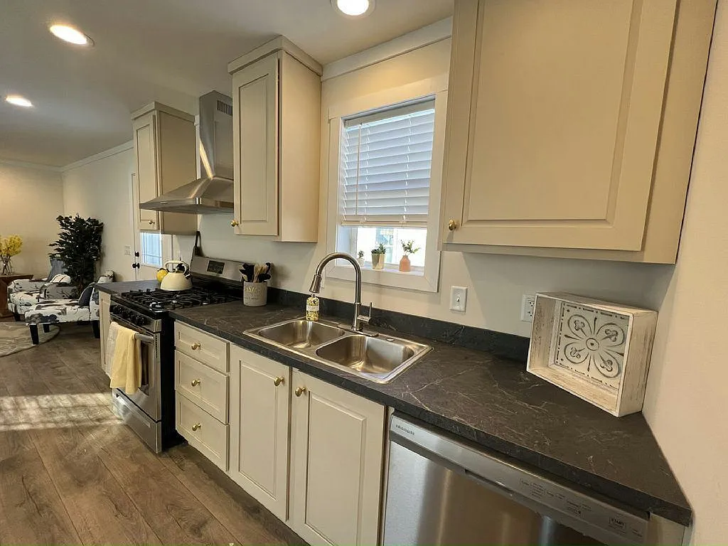 2 bed, 2.0 bath, 960 sqft, $1,451 — Photo 4