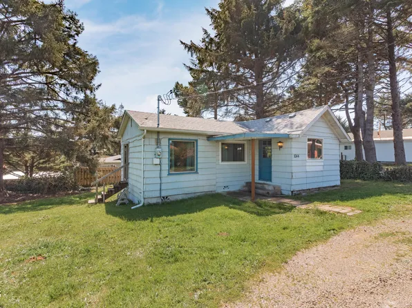 1044 SW 10th St, Lincoln City, OR 97367