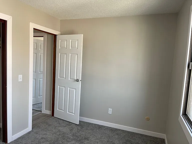 Newly Renovated 2 Bedroom Apartment on the West Side — Photo 16