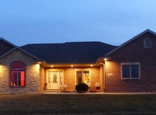 3232 Honeysuckle Ln, Dubuque, IA 52001