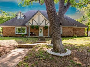 18 Devonshire Dr, Bedford, TX 76021