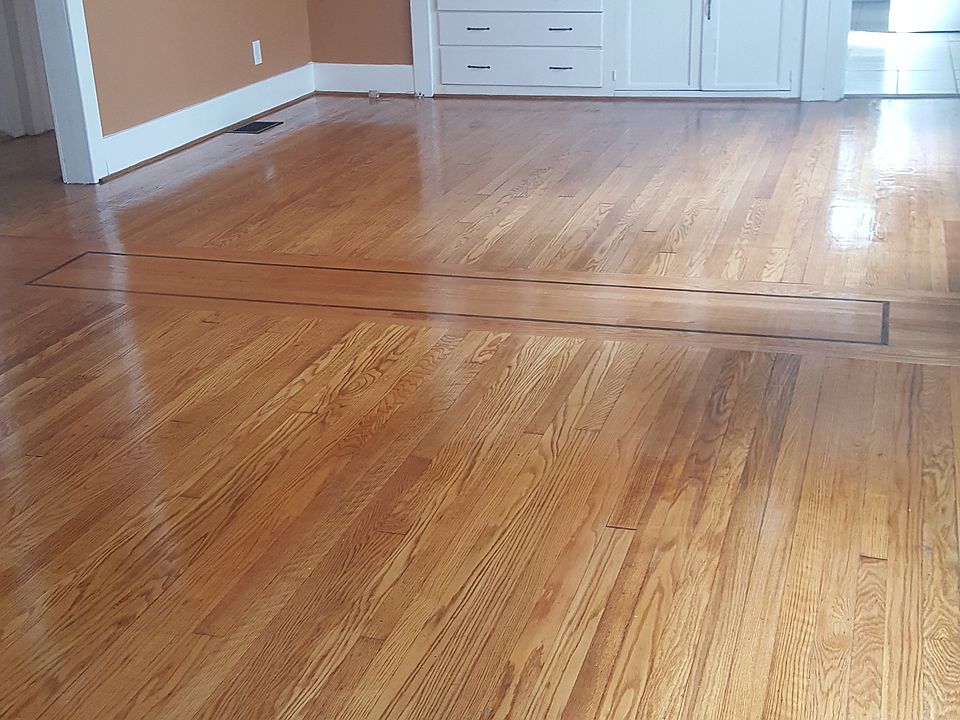 Very spacious living room, hardwood floors, Natural wood mol
