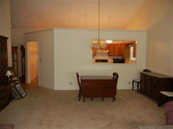 5th image of 1823 Twin Oaks Ln