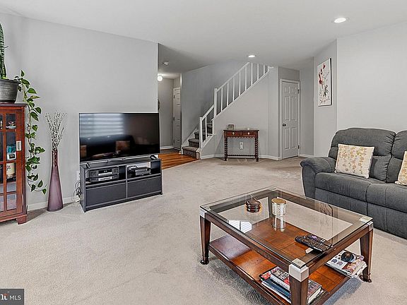4th image of 12 Hillcroft Way