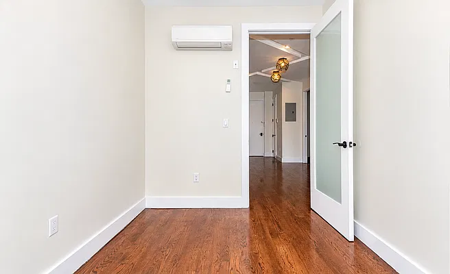 Bedroom, photo 2