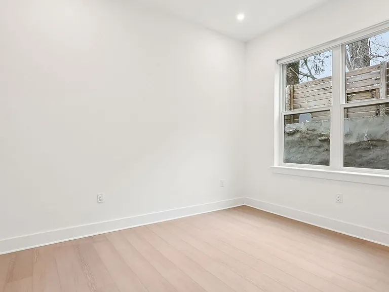 20 West — Photo 391