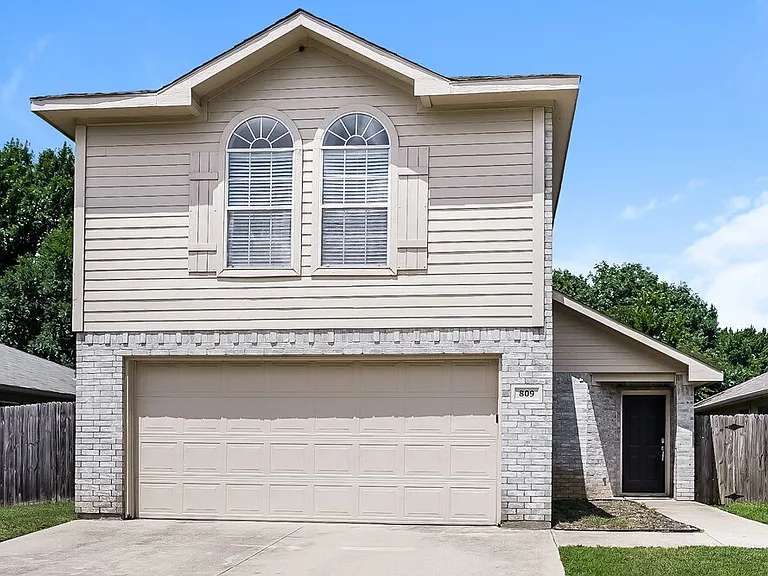 809 Pace Dr — Photo 1