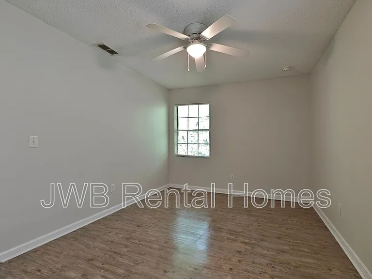 1567 Rutledge Ave — Photo 9