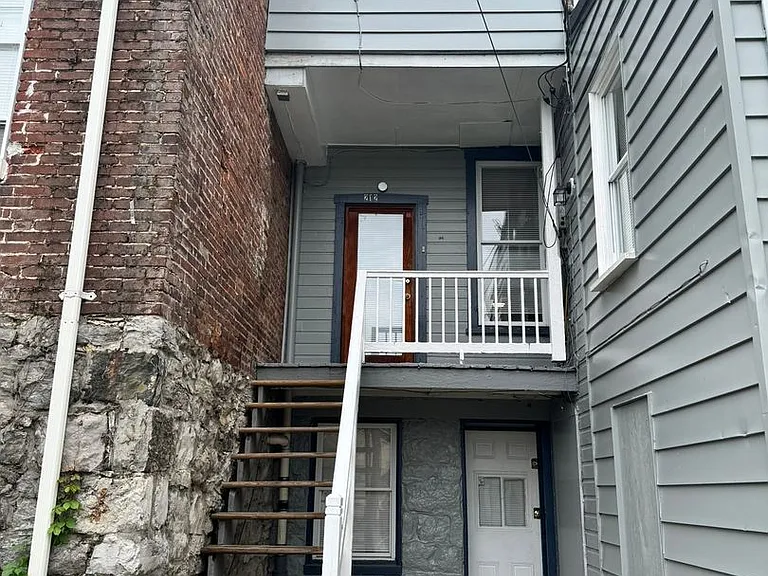 210-212 N Potomac St — Photo 13