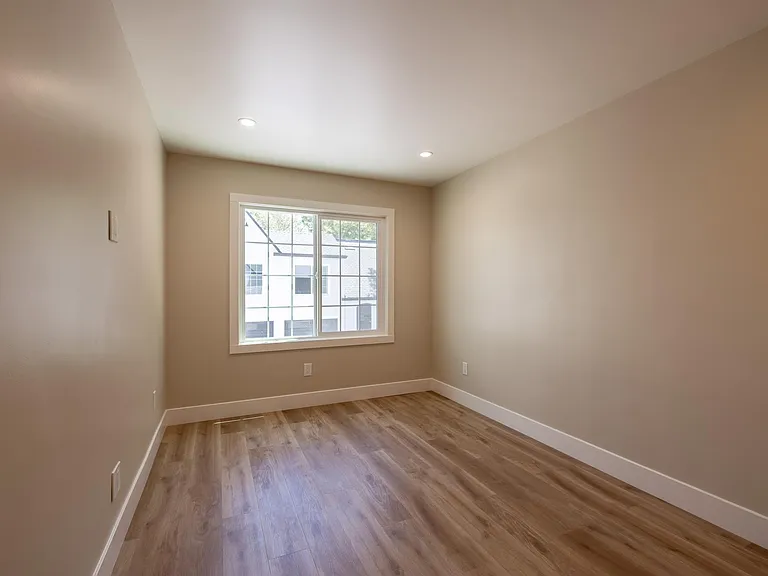 937 University Ave — Photo 9