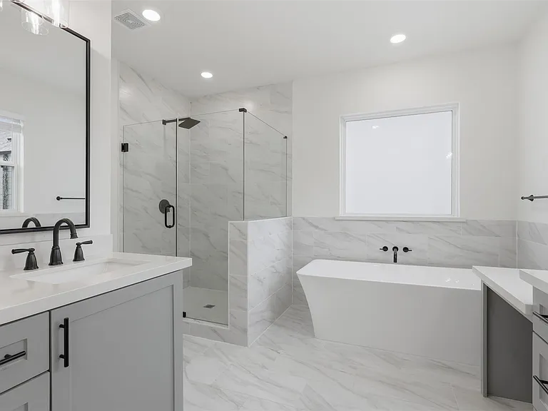 714 W Donovan St #A — Photo 11