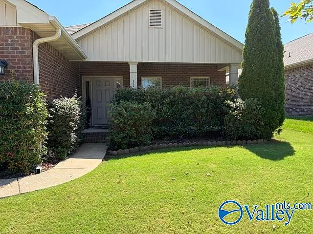 3 bed, 2.0 bath, 1952 sqft, $2,000 — Photo 2