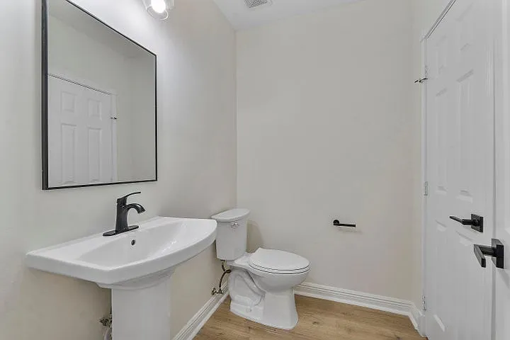 3 bed, 2136 sqft, $4,350 — Photo 4