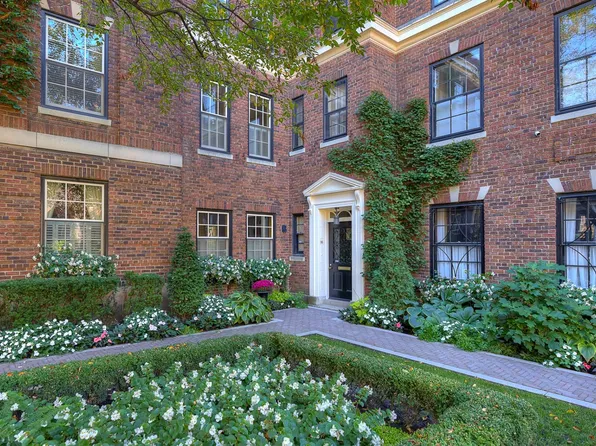 16 Place De Chelsea, Montreal, QC H3G 2J9