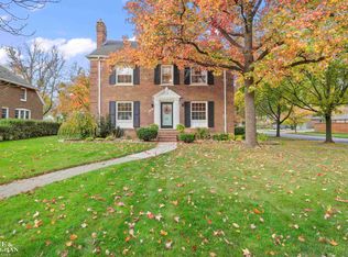 1385 Devonshire Rd, Grosse Pointe Park, MI 48230