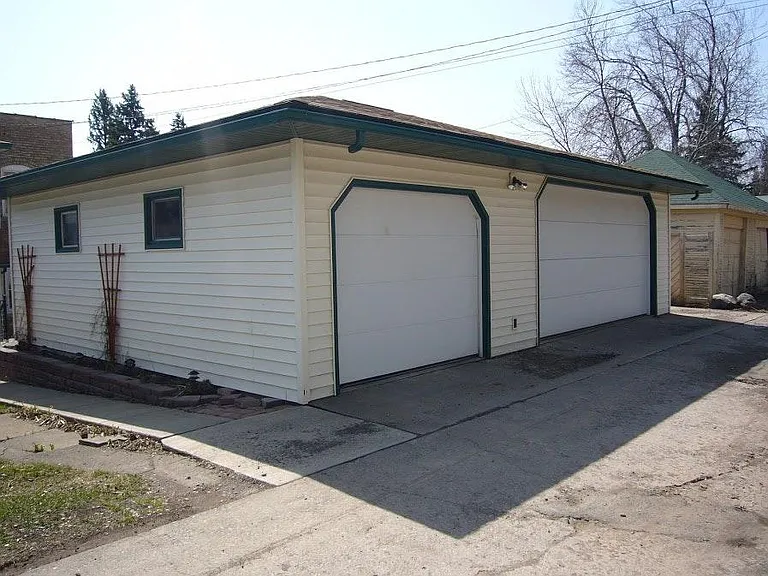 1927 E 5th St #1 — Photo 3