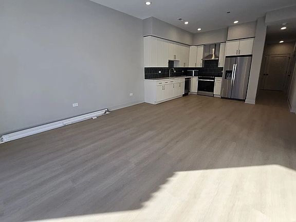 3rd image of 4102 N Sheridan Rd #102