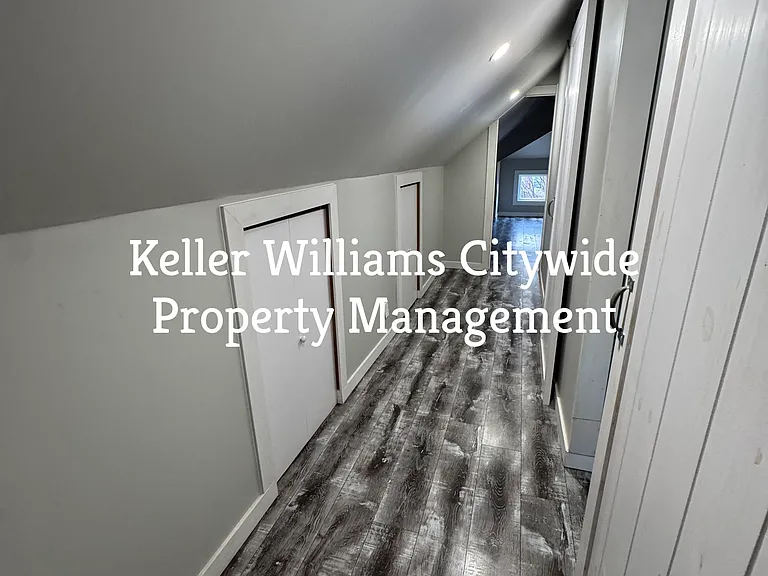3 bedroom with a den 2 full bath up unit in Lakewood — Photo 25
