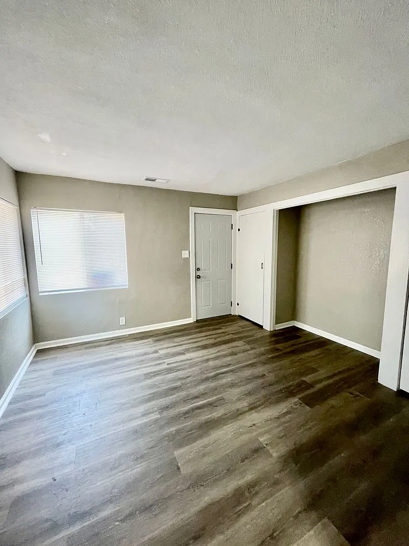 Remodeled Studio HOUSE with Fence and Garage — Photo 3