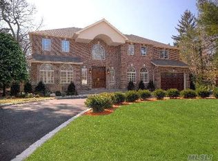 20 Dogleg Ln, Roslyn Heights, NY 11577