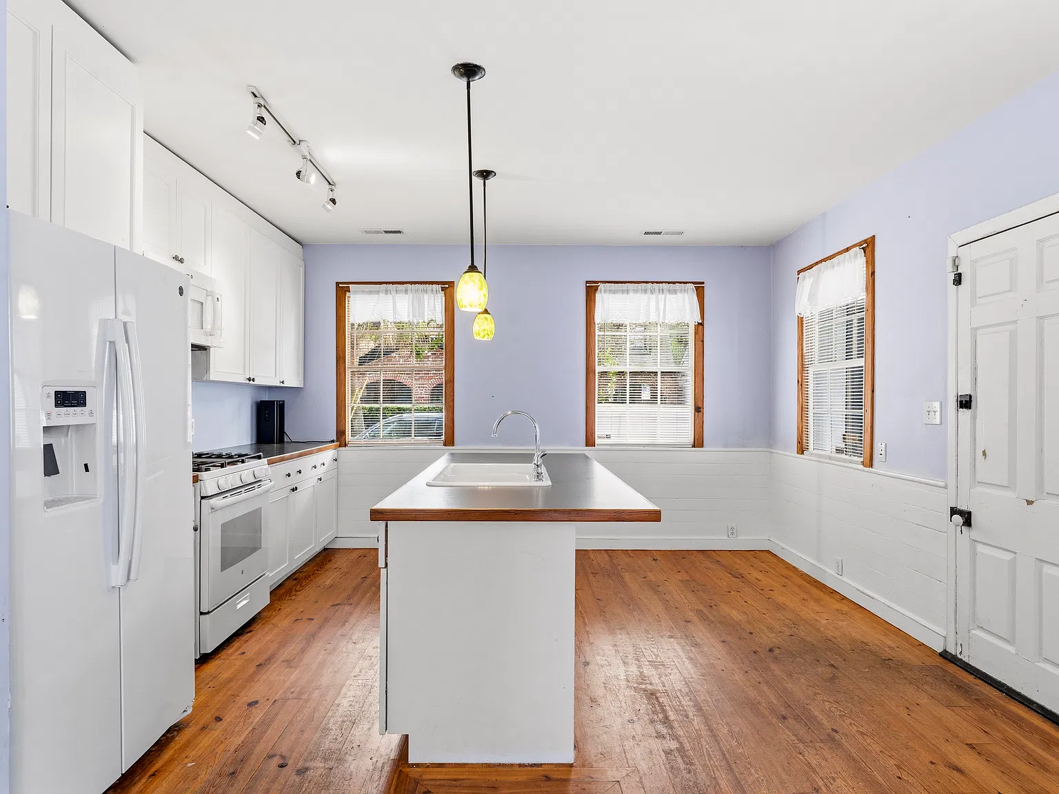 2 bed, 1.5 bath, 1320 sqft, $4,000 — Photo 4