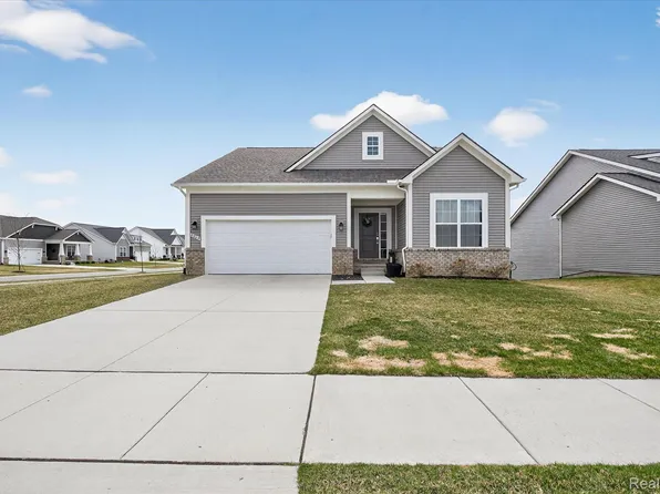 8060 Carston Ln, Brighton, MI 48116