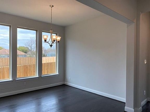 4th image of 825 Woodview Dr
