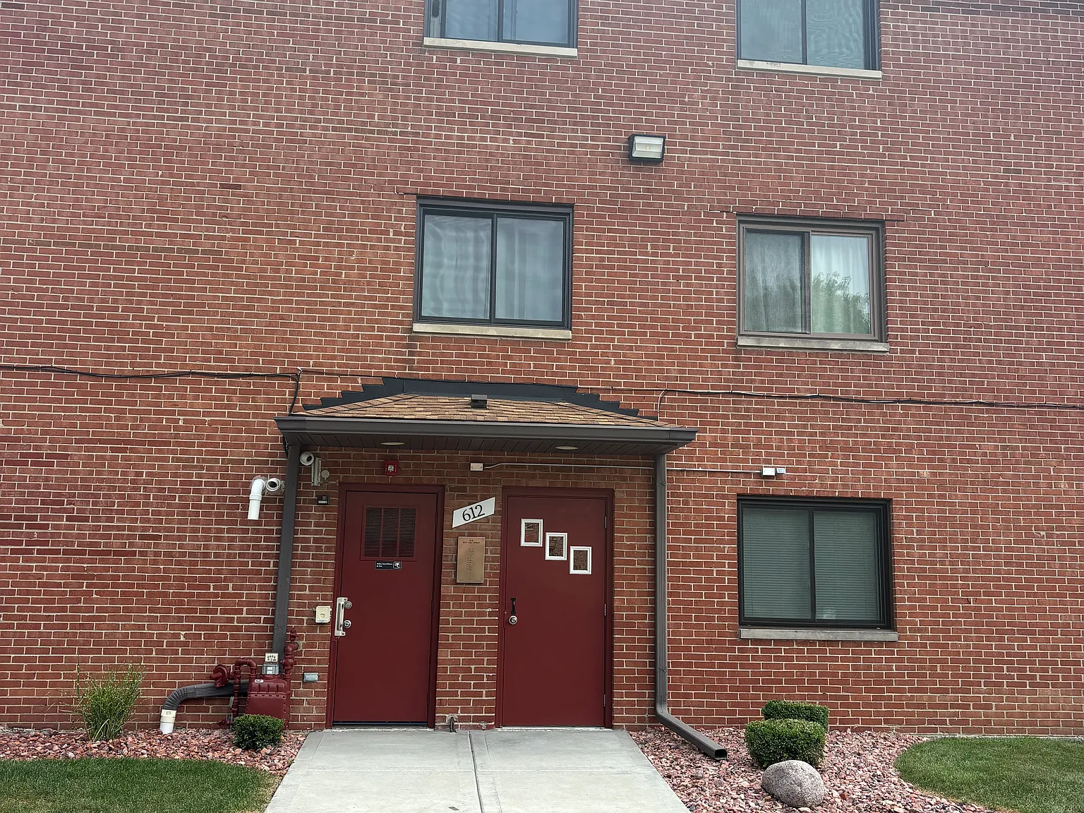 2 bed, 900 sqft, $1,875 — Photo 1
