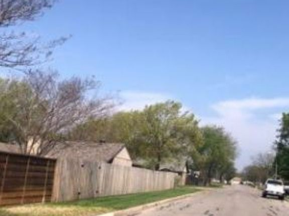 Exterior Neighborhood (street photo)