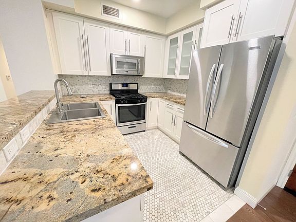 3rd image of 4550 Coldwater Canyon Ave #204