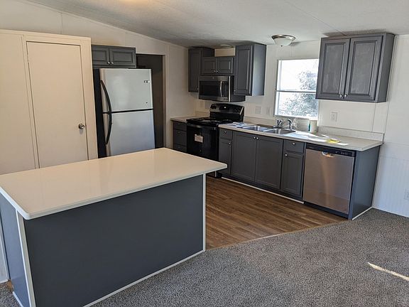 Kitchen with quartz island