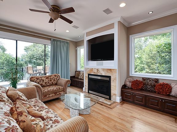 Image 4: Living Area
