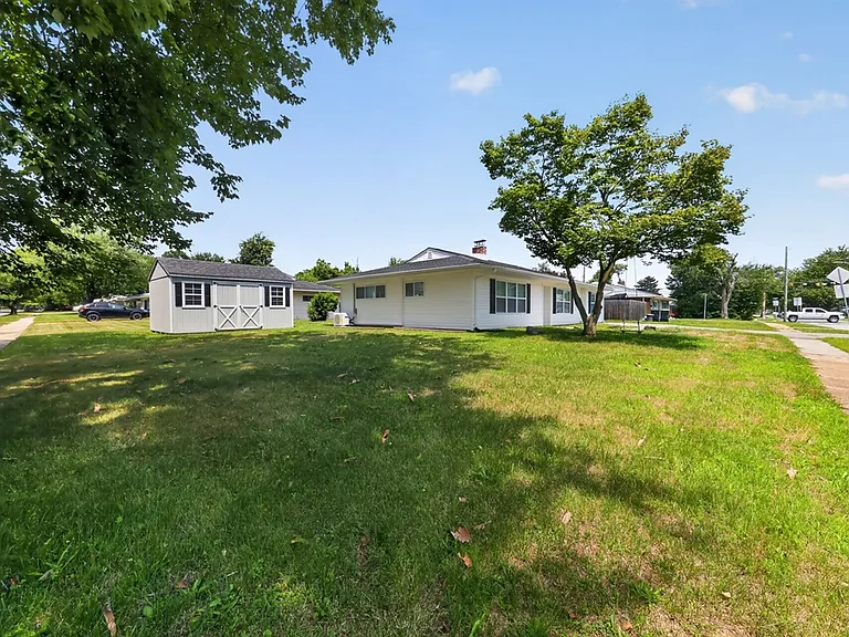 52 Chaucer Dr — Photo 1