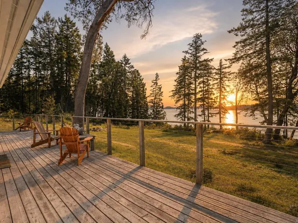 105 Mapleleaf Ln, Sidney Island, BC V8B 3X5