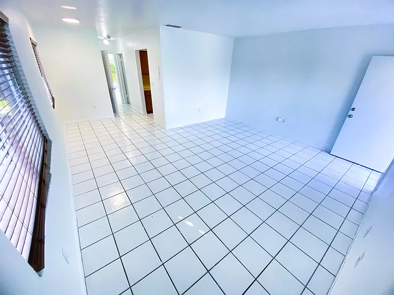 115 Bentley Dr #4 — Photo 2
