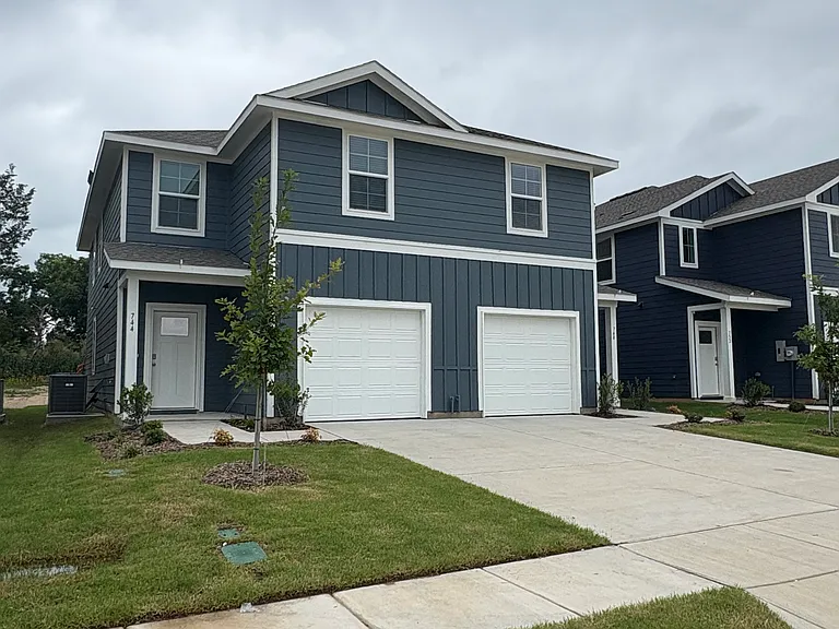 748 Stonewood Dr — Photo 1